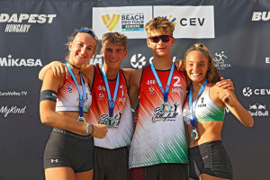 Balról: Honti-Majoros Chiara, Veress Ákos, Tari Bence, Kun Stefánia Forrás: Beach Volleyball Hungary
