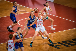Strausz Edina (középen, fehérben) produkálta a legjobb teljesítményindexet a magyar lányok közül Forrás: FIBA.Basketball