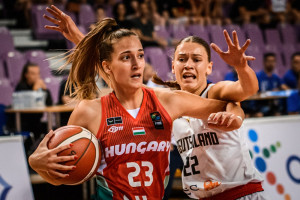 Gyöngyösi Jankával (pirosban) a soraiban az U18-as leányválogatott kikapott a korosztályos Eb nyolcaddöntőjében Forrás: FIBA.Basketball