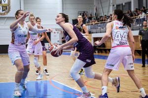 Sitku Zsuzsanna (lilában) remek teljesítménnyel nyitotta az évadot a Sopron Basketben Forrás: hunbasket.hu