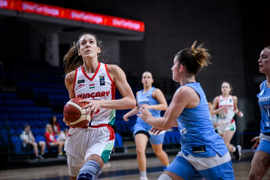 Kádár Orsolya (fehérben) Forrás: FIBA.Basketball