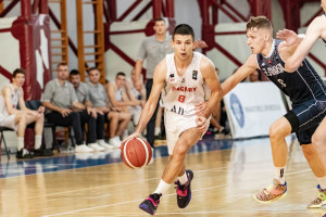 Csátaljay Péter (fehérben) volt a 14. helyen záró magyar csapat legjobbja a másodvonalbeli U18-as Eb-n Forrás: FIBA.Basketball