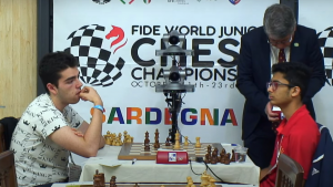 Kozák Ádám (balra) és az indiai Leon Luke Mendonca emlékezetes partit játszott az utolsó fordulóban Forrás: FIDE