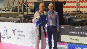 A friss Európa-bajnok Márton Luana, oldalán Patakfalvy Miklóssal, a versenyigazgatóság tagjával Forrás: wtftaekwondo.hu 