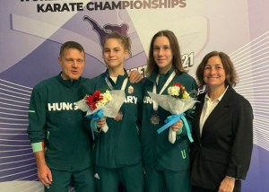 Kopfer Anna (balra), Loyal Lili és edzőik, Hecker Balázs és Cheritah Laura Forrás: karate.hu